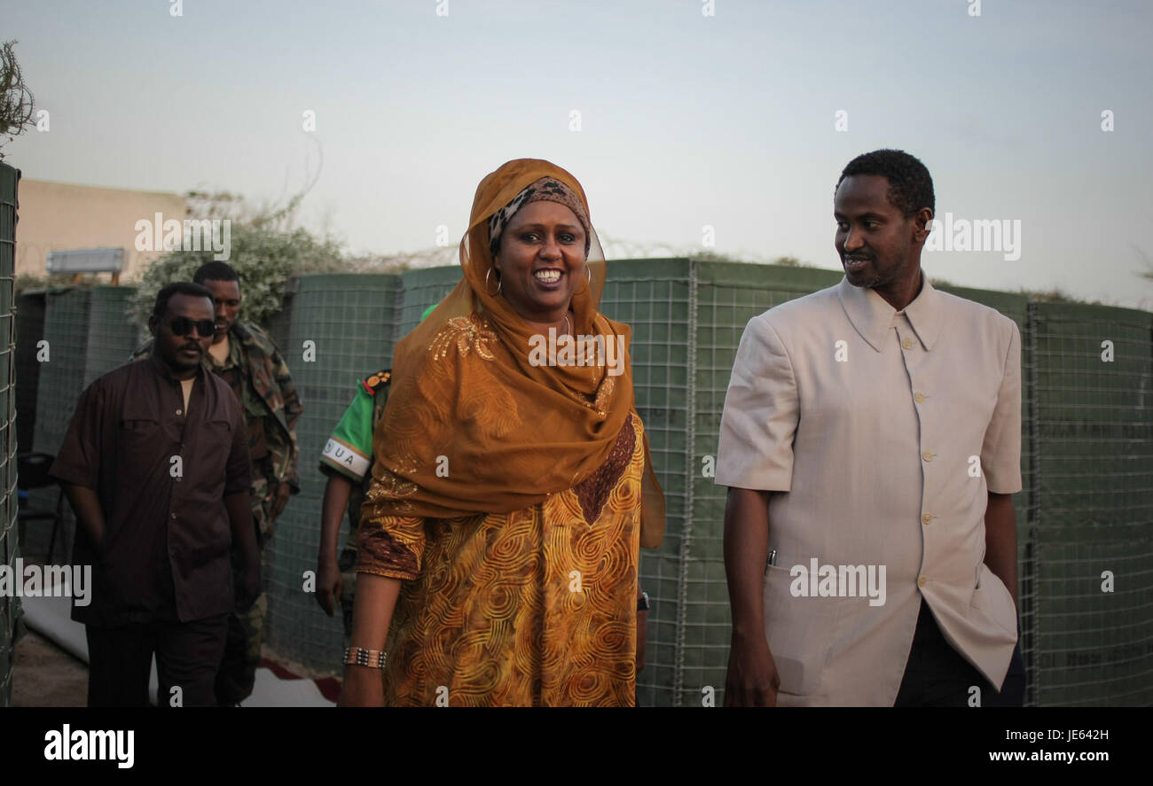 Das Bild vom 24. Juli 2013 zeigt SRSG Kay mit dem Präsidenten während eines Iftar, einem traditionellen Essen, um das Fasten während des Ramadan zu brechen. Sie spiegelt diplomatisches Engagement und kulturellen Austausch wider. Stockfoto