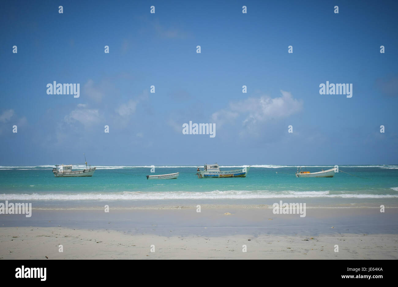 Dieses Foto zeigt das tägliche Leben in Mogadischu, Somalia, mit Schwerpunkt auf der Wirtschaft und lokalen Aktivitäten. Das Bild zeigt die wirtschaftliche Dynamik der Stadt und die Rolle des informellen Sektors in der lokalen Wirtschaft. Stockfoto