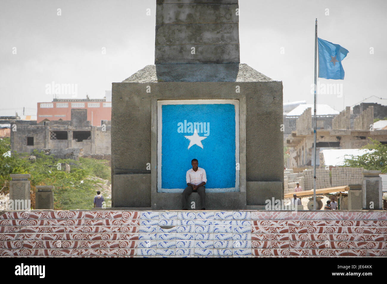 Dieses Bild fängt das Leben in Mogadischu, Somalia, ein und konzentriert sich dabei auf die Wirtschaft. Es wird wahrscheinlich auf die täglichen Aktivitäten, den Handel und den Handel in einer Stadt eingehen, die zwar vor politischen Herausforderungen stand, aber weiterhin ein Drehkreuz für die Wirtschaftstätigkeit in der Region ist. Stockfoto