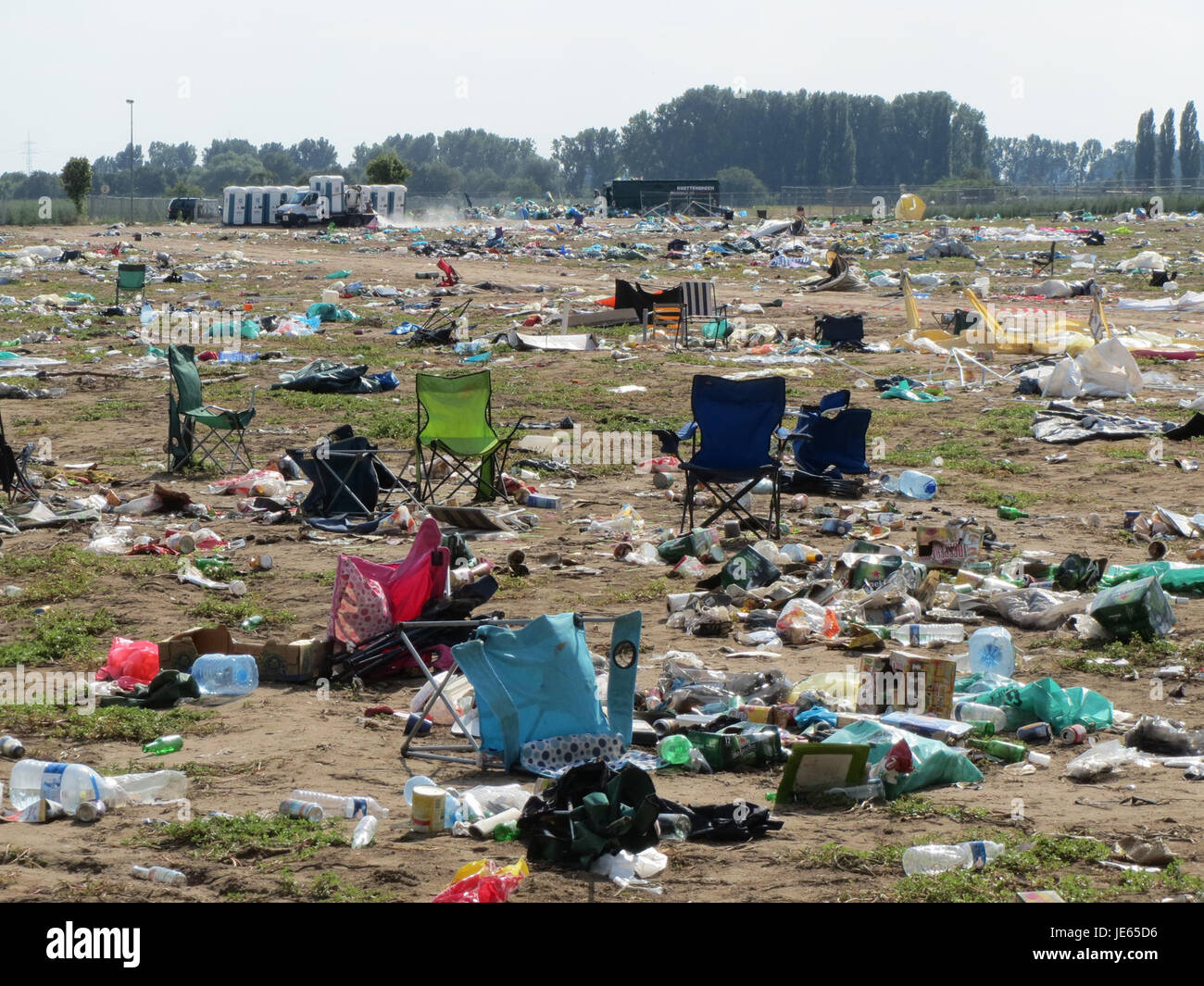 Dieses Foto, aufgenommen am 21. August 2013, zeigt einen Moment aus dem RocknHeim Camp, einem Event, das Musikfans und Künstler zusammenbringt. Das Bild unterstreicht die lebendige Atmosphäre und die Spannung der Menge, wobei Live-Musik im Mittelpunkt steht. Stockfoto