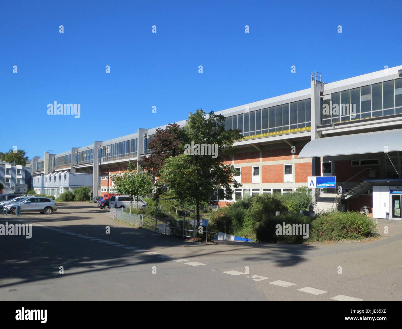 Dieses Bild zeigt einen Moment vom Hockenheimring, einer historischen Motorsport-Rennstrecke in Deutschland. Er ist für den Großen Preis der Formel 1 von Deutschland bekannt und bietet Hochgeschwindigkeitsrennen und renommierte Fahrer. Stockfoto