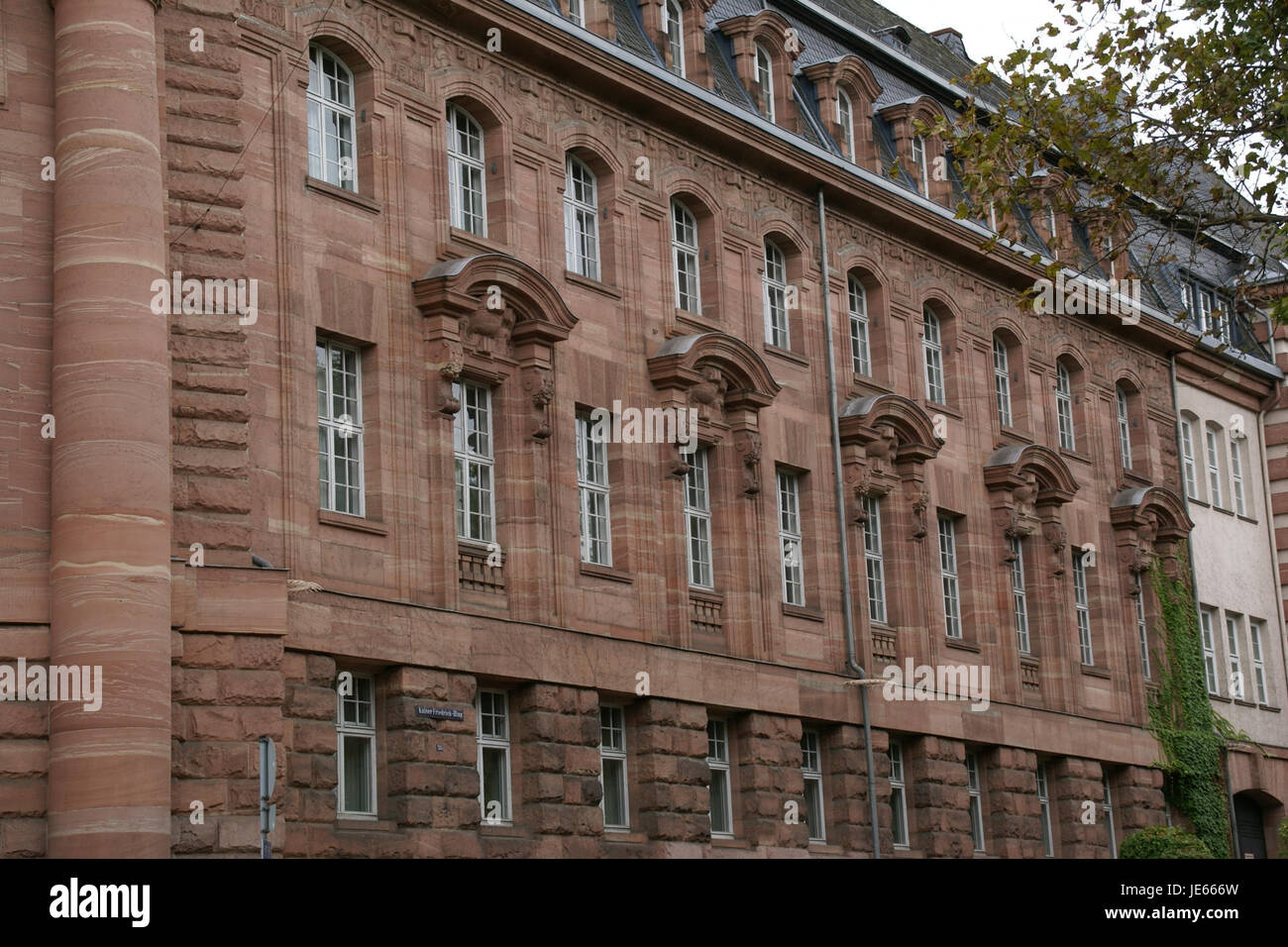 Das Landeshaus in Wiesbaden ist ein historisches Gebäude, das als Sitz der Landesregierung Hessen dient. Die Architektur des Gebäudes spiegelt den neoklassizistischen Stil wider, der im 19. Jahrhundert beliebt war und ein prominentes Beispiel für bürgerliche Architektur ist. Stockfoto