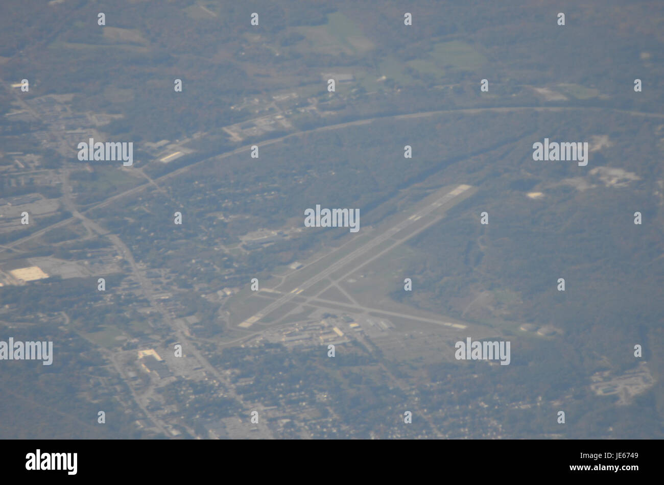 Ein Foto vom 3. Oktober 2013, das die Augusta ME zeigt, ein Schiff, das an einem Hafen angedockt ist. Das Bild hebt die Größe des Schiffes und die industrielle Kulisse des Hafenbereichs hervor. Stockfoto