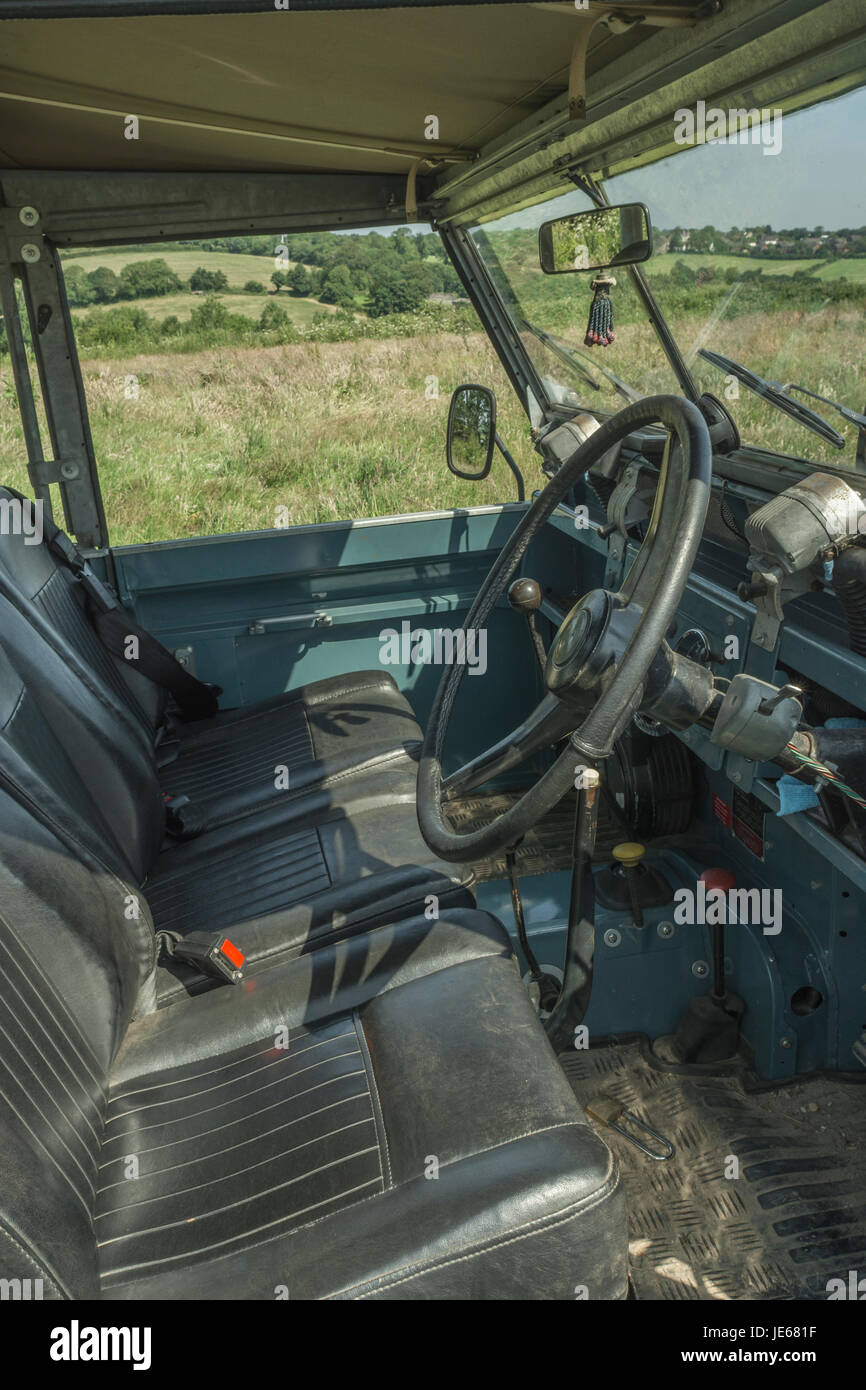 Vordere Innenraum eines klassischen Land Rover-Modells (insbesondere eine Reihe 2a 109). Stockfoto