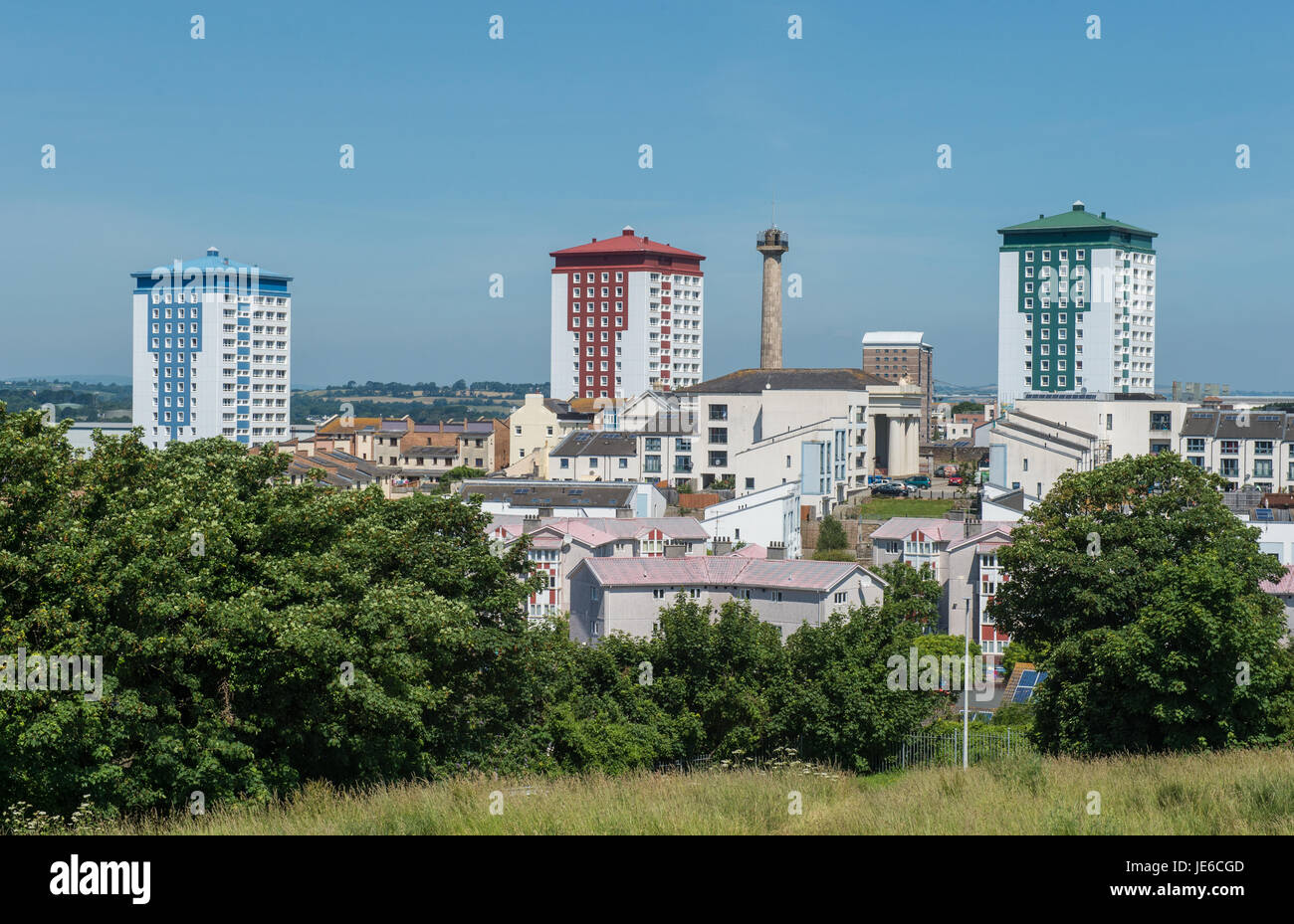 Urheberrechtlich geschütztes Bild von Paul Slater/PSI - Mountwise Türme, Plymouth Devon - Verkleidung, die durch das Feuer bei Grenfell in London entfernt werden. Stockfoto