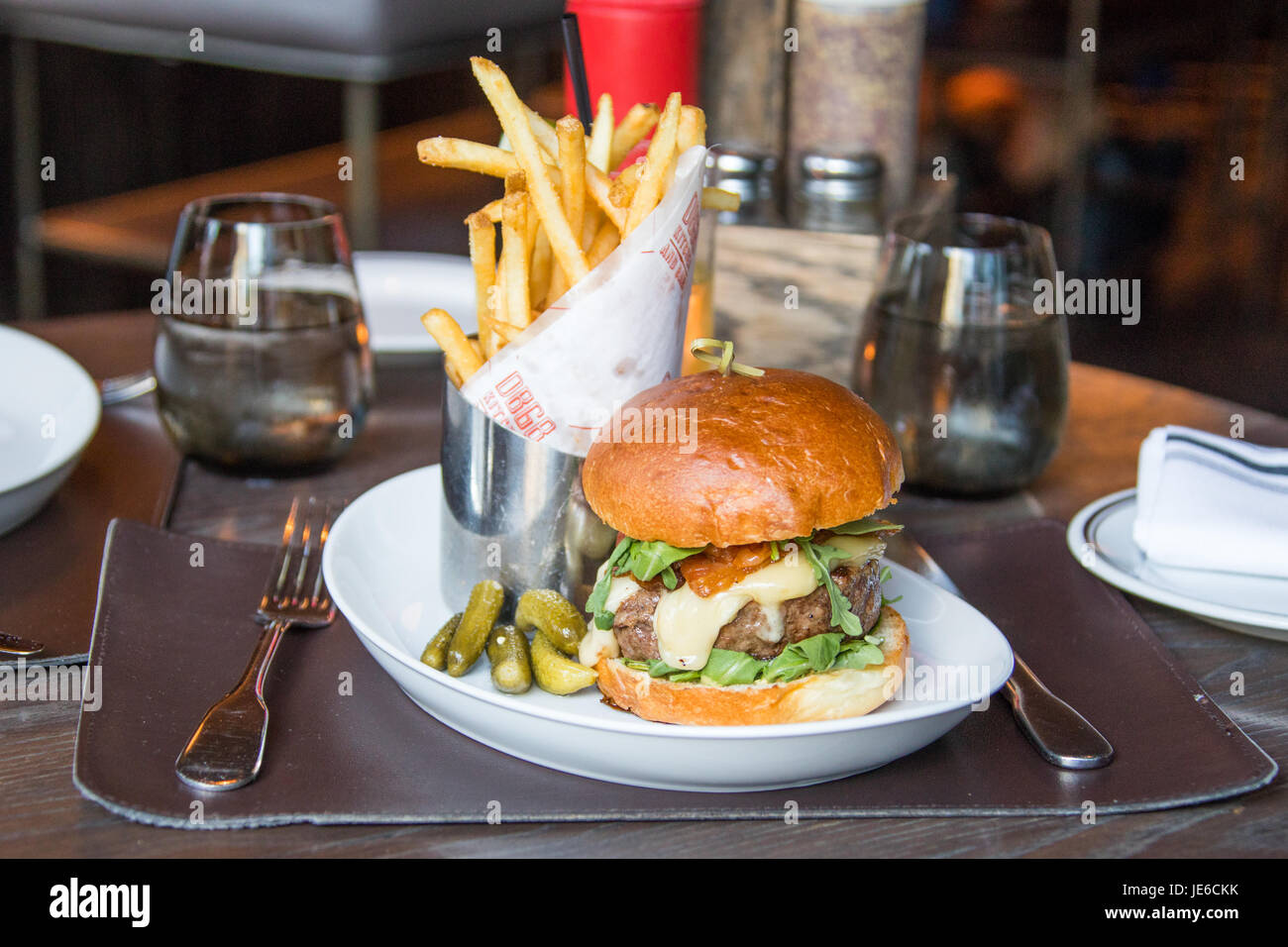 Die Frenchiei Burger DBGB Küche mit Bar, East Village, New York City Stockfoto