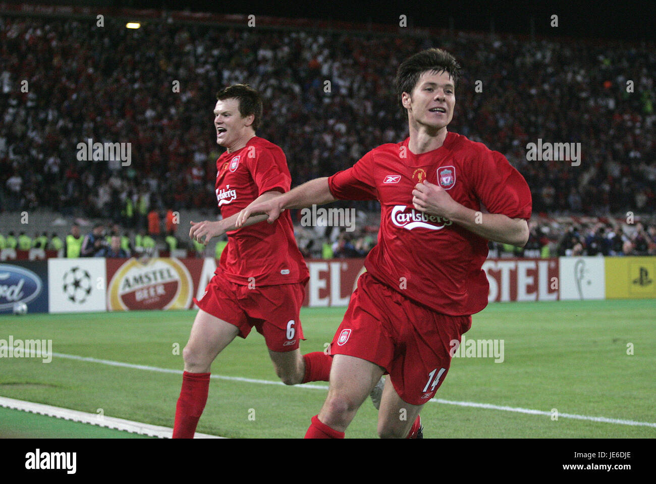 XABI ALONSO feiert AC MILAN V LIVERPOOL ISTANBUL Türkei 25. Mai 2005 Stockfoto