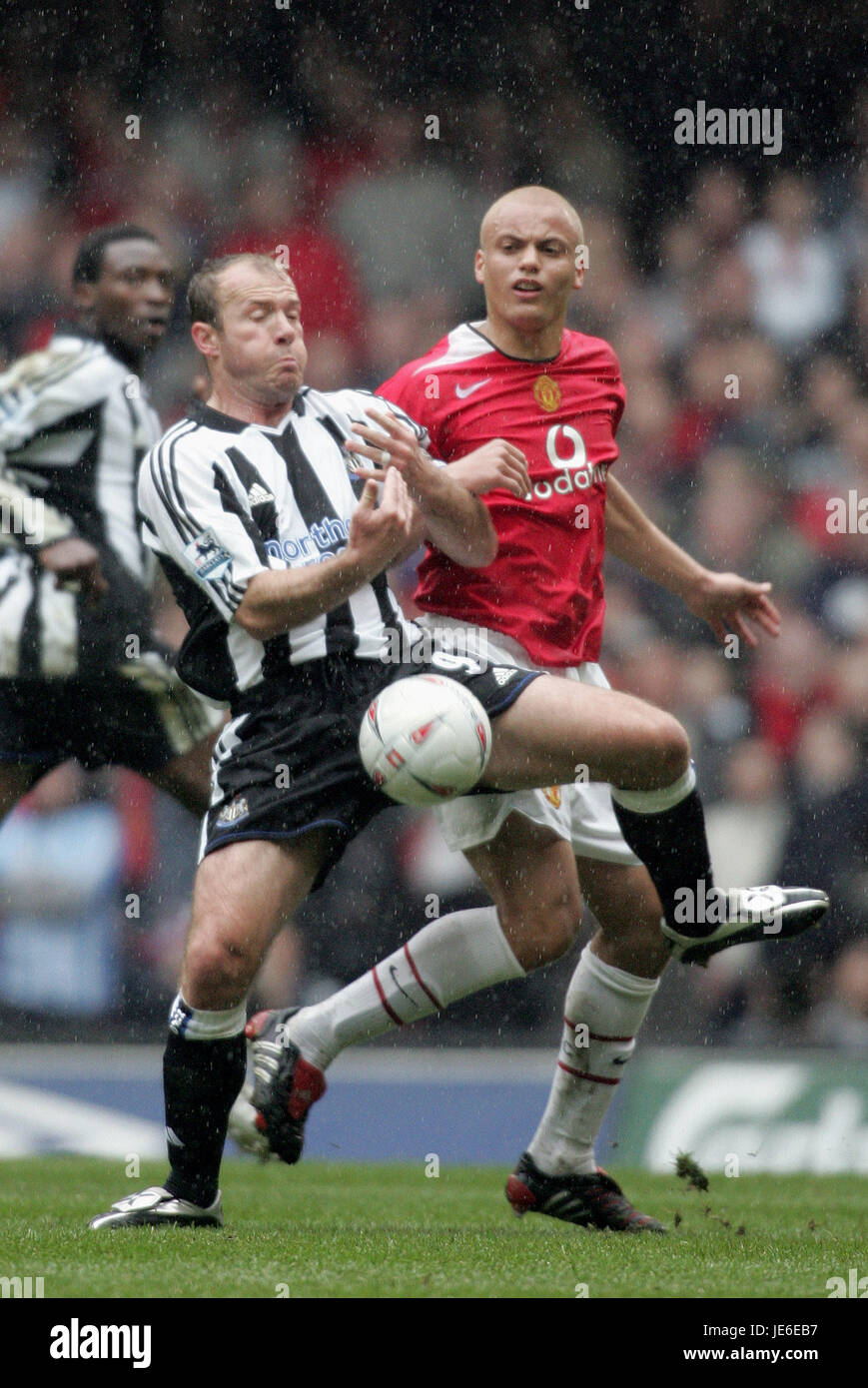 ALAN SHEARER & WES BROWN MANCHESTER UNITED V NEWCASTLE MILLENNIUM STADIUM. CARDIFF WALES 17. April 2005 Stockfoto