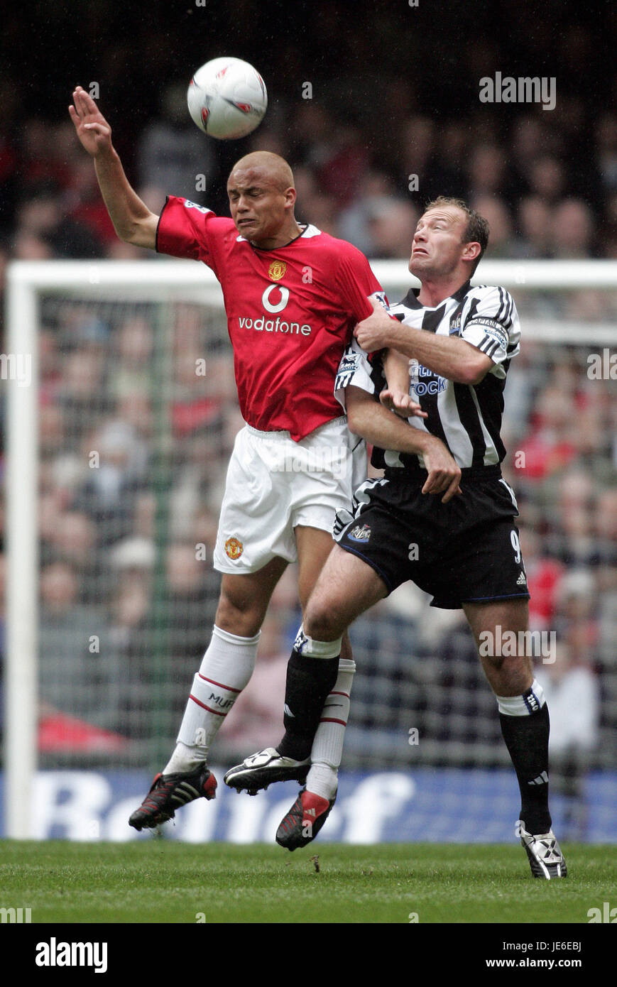 WES BROWN & ALAN SHEARER MANCHESTER UNITED V NEWCASTLE MILLENNIUM STADIUM. CARDIFF WALES 17. April 2005 Stockfoto