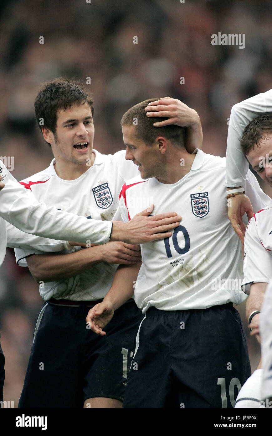 JOE COLE & MICHAEL OWEN ENGLAND V Nordirland OLD TRAFFORD MANCHESTER ENGLAND 26. März 2005 Stockfoto