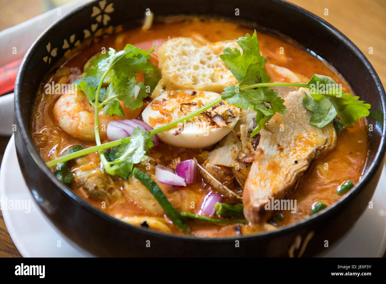 Huhn Malacca Laksa, Aux Epices Malaysian-French Bistro, Chinatown, New York Stockfoto