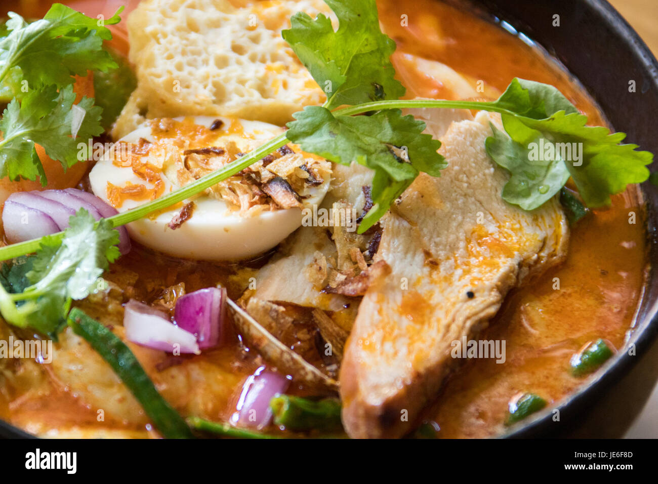 Huhn Malacca Laksa, Aux Epices Malaysian-French Bistro, Chinatown, New York Stockfoto