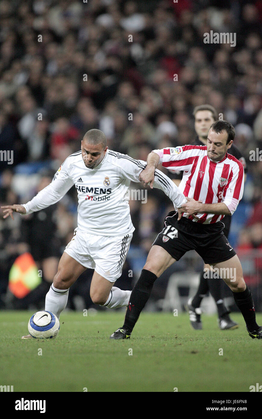 RONALDO & LA CRUZ REAL MADRID gegen ATHLETIC BILBAO SANTIAGO BERNABEU MADRID Spanien 19. Februar 2005 Stockfoto