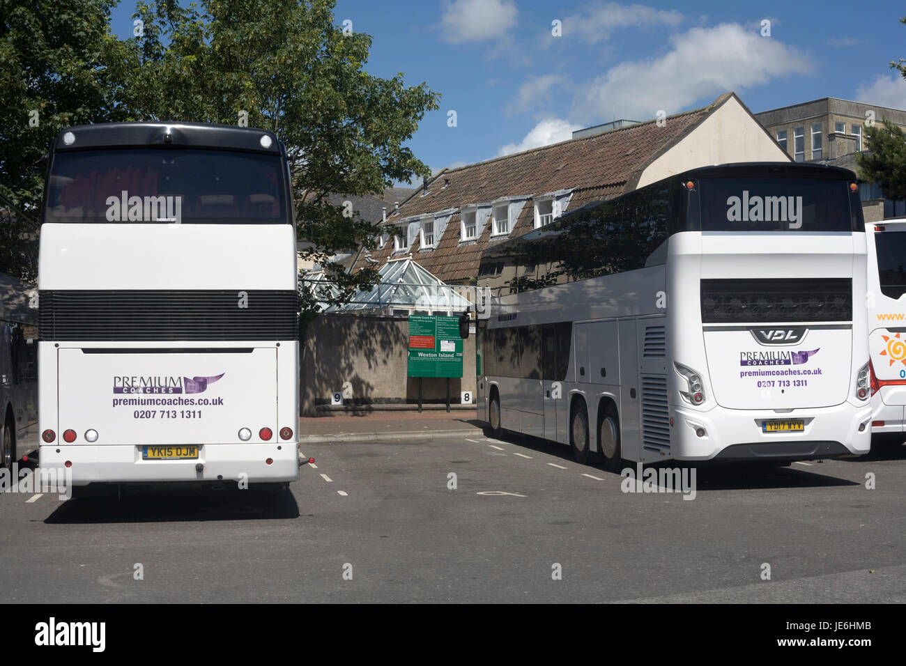 Zwei weiße Premier Coaches an Weston Insel Riverside Busparkplatz in Bad Stockfoto