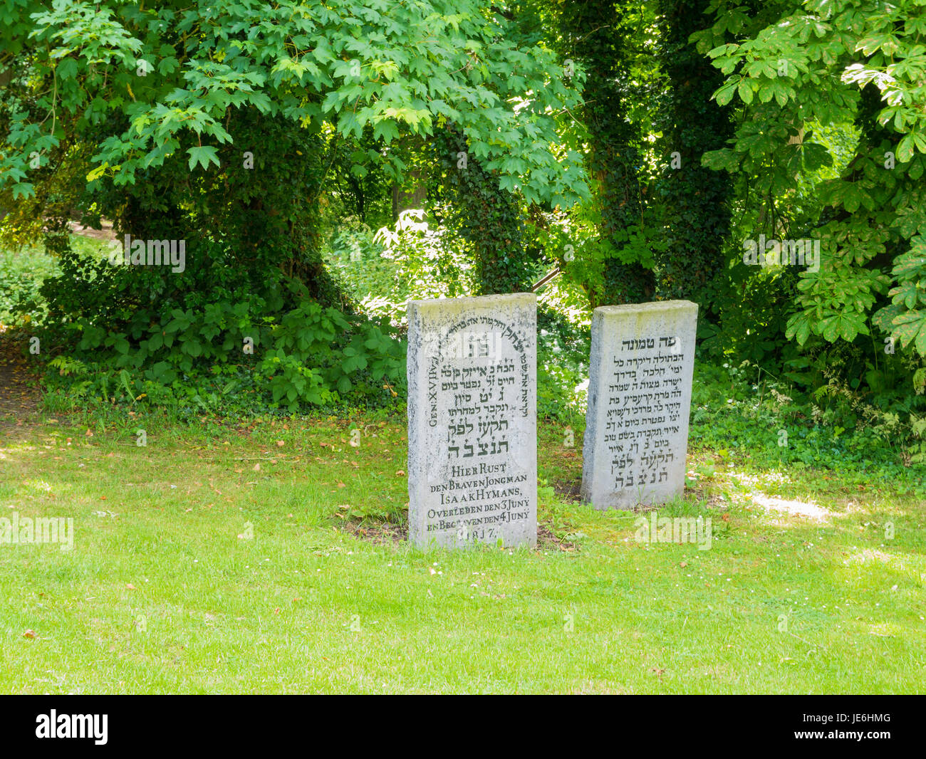 Zwei Gräber mit Grabsteinen auf dem jüdischen Friedhof in alte Stadt von Wijk Bij Duurstede in der Provinz Utrecht, Niederlande Stockfoto