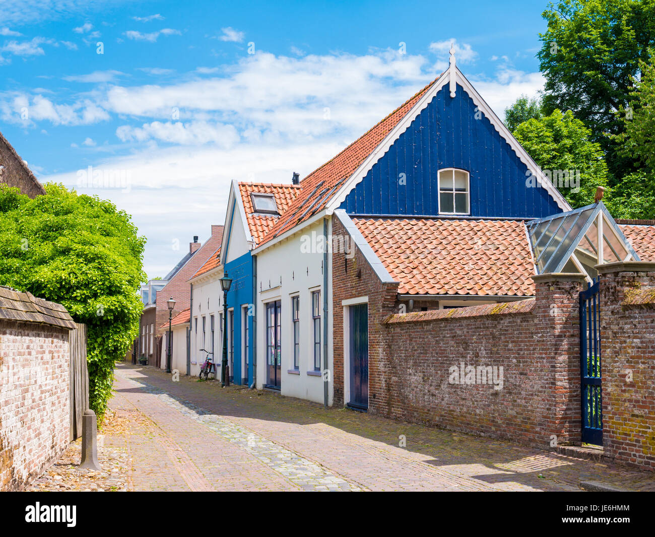 Straßenszene mit Wänden und Häusern im alten befestigten Stadt Wijk Bij Duurstede in Provinz Utrecht, Niederlande Stockfoto