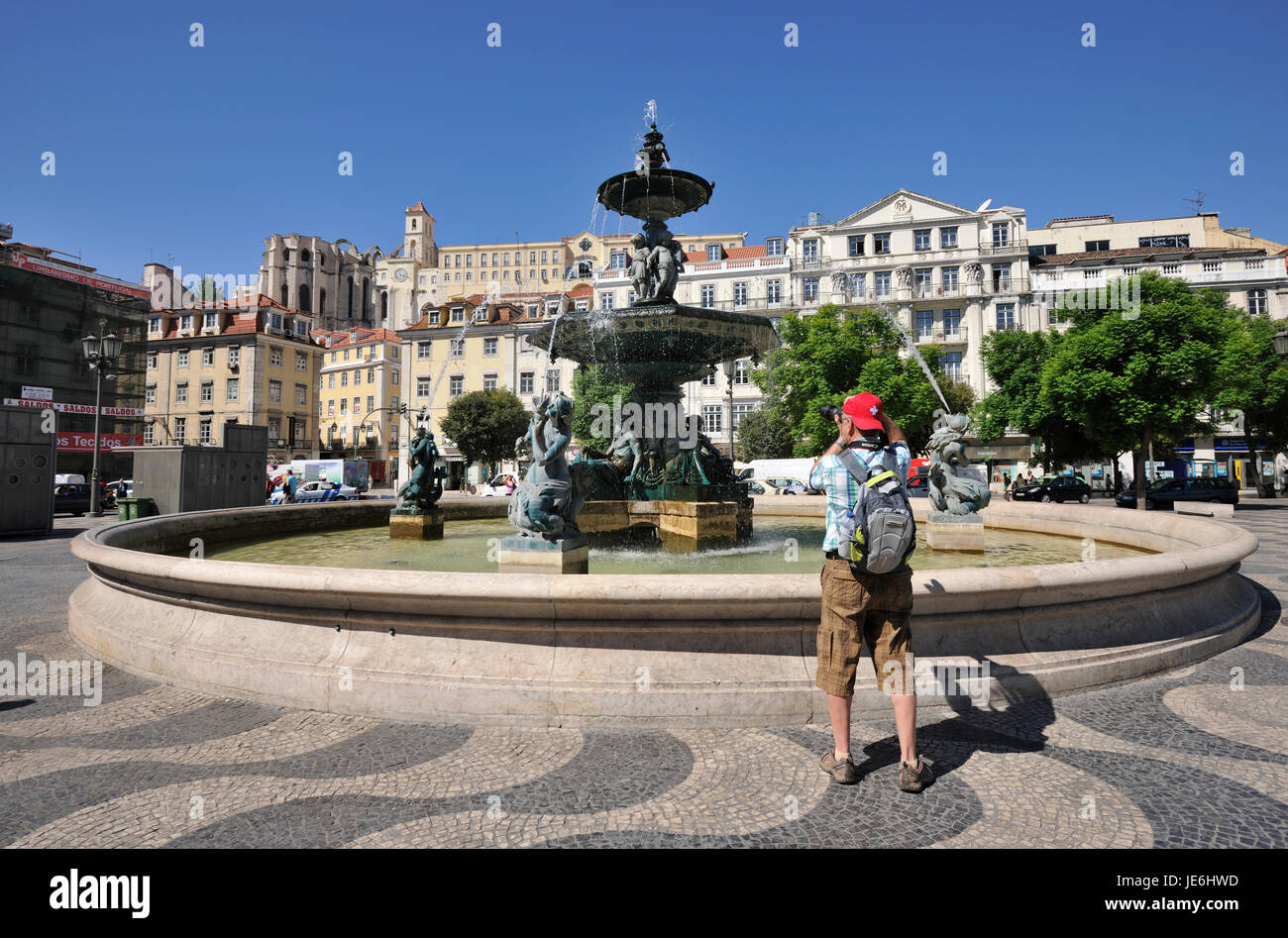 Ein Brunnen in Rossio, dem Hauptplatz in der Altstadt von Lissabon, Portugal Stockfoto