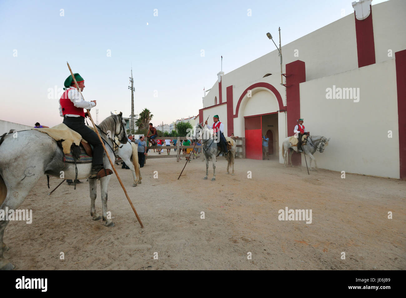 Traditionellen Betrieb der wilde Stiere durch die "Campinos", während der Festlichkeiten Barrete Verde (grüne Kappe). Alcochete, Portugal Stockfoto