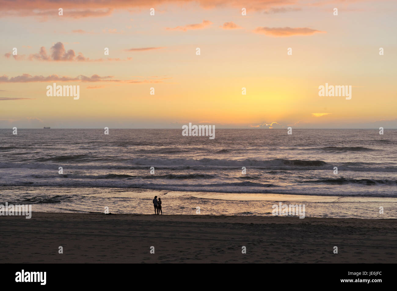 Strand von Costa Nova ay Sonnenuntergang. Portugal Stockfoto
