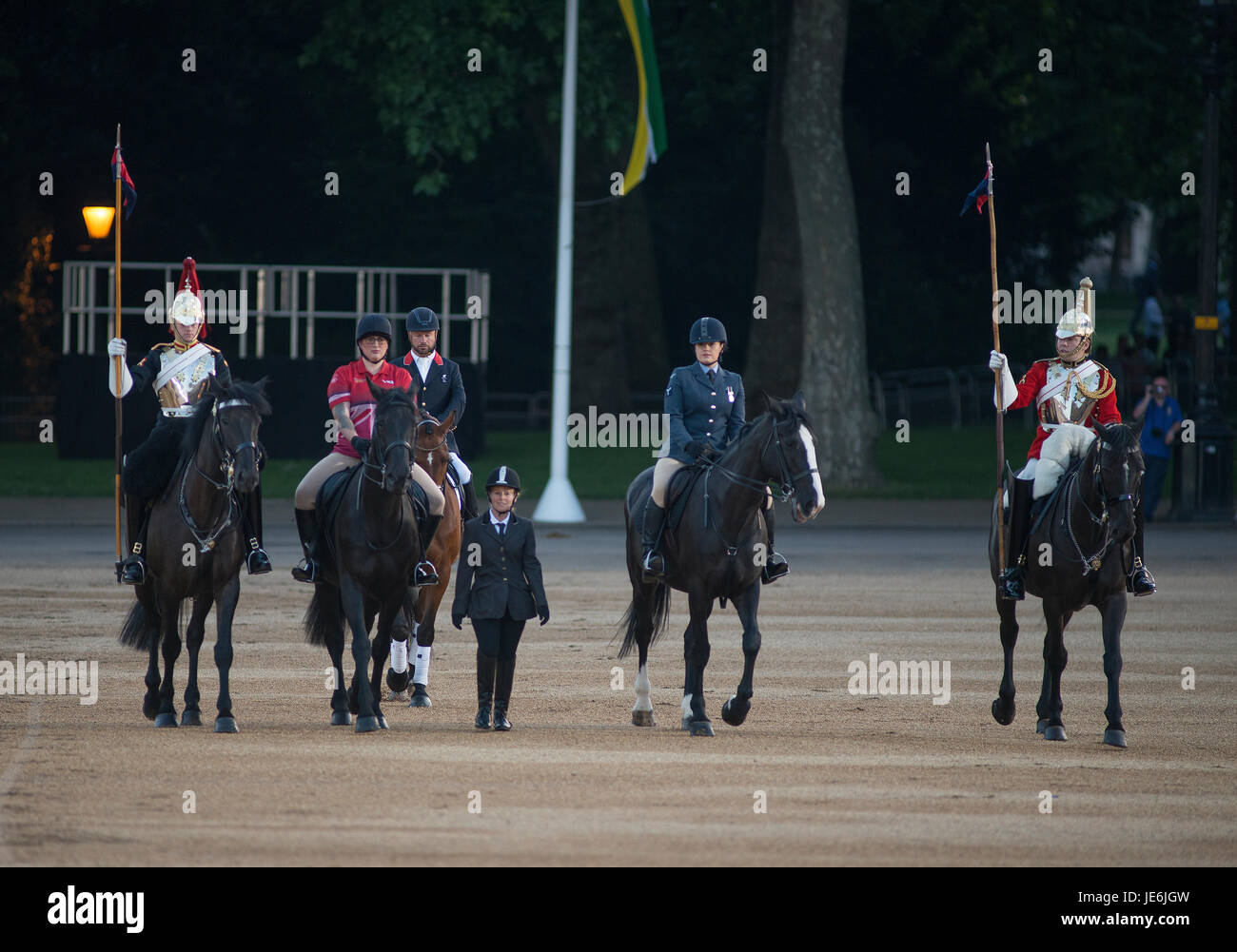 Beating Retreat, London. 14. Juni 2017. Paralympic Gold Medallist Sir Lee Pearson und Servicepersonal von Battleback Rehabilitation Wohltätigkeit Stockfoto