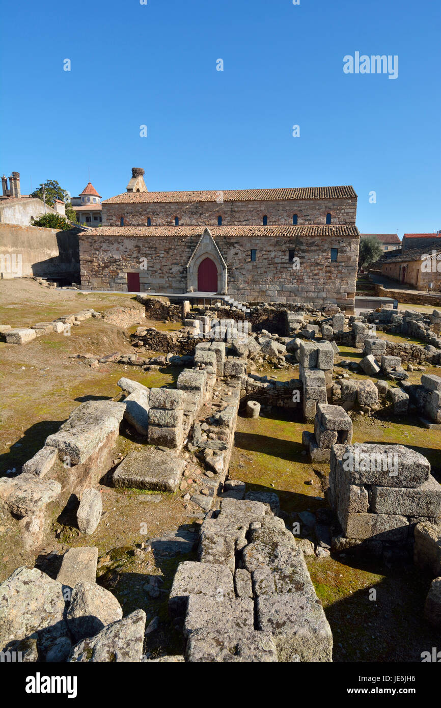 Römisches Haus und Kirche Santa Maria im historischen Dorf von Idanha ein Velha. Portugal Stockfoto