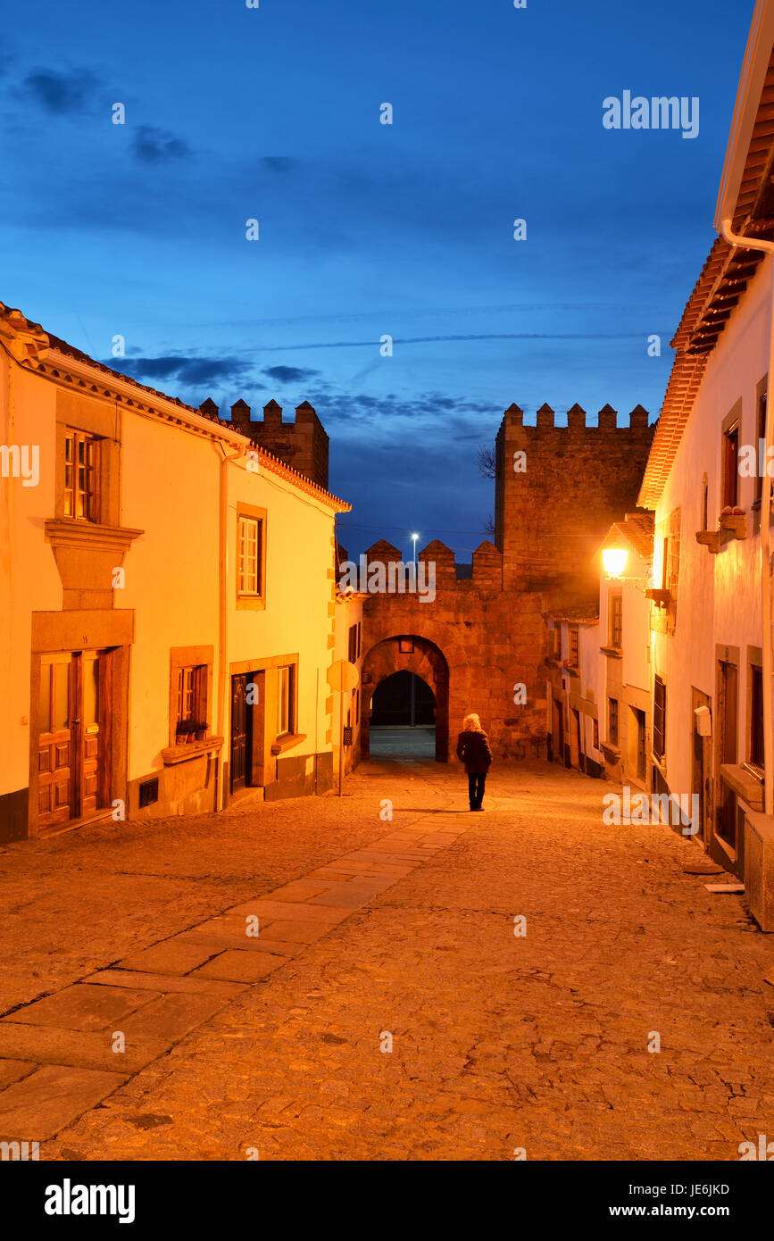 Die mittelalterliche Stadtmauer von Miranda do Douro in der Dämmerung. Trás-os-Montes, Portugal Stockfoto
