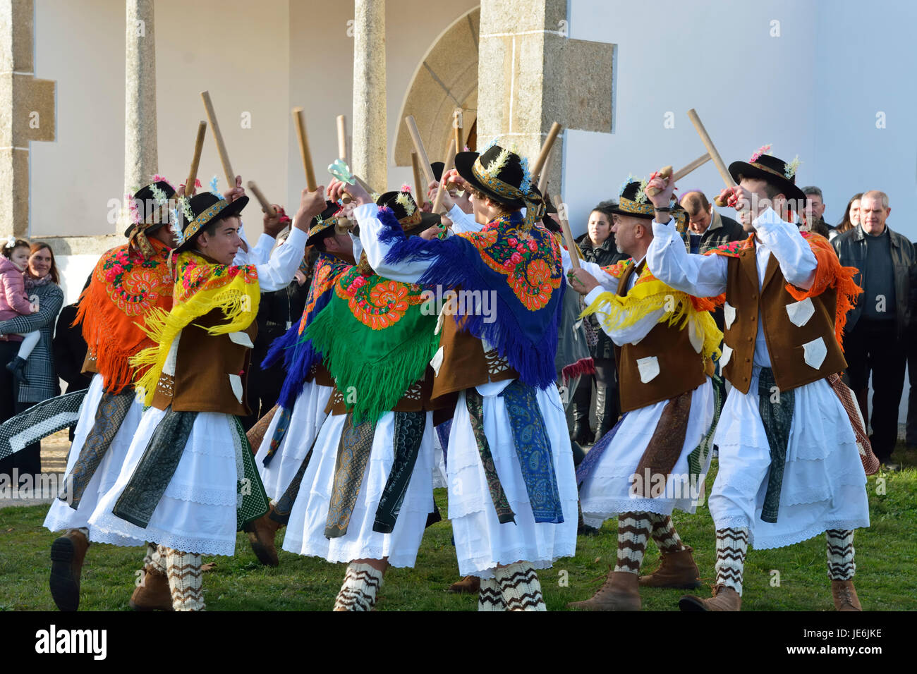 Ein Volk Gruppentanz (Pauliteiros de Miranda) dieser Praxis ein Alter Krieger iberischen. Traditionelle winterfeste in Constantim. Portugal Stockfoto