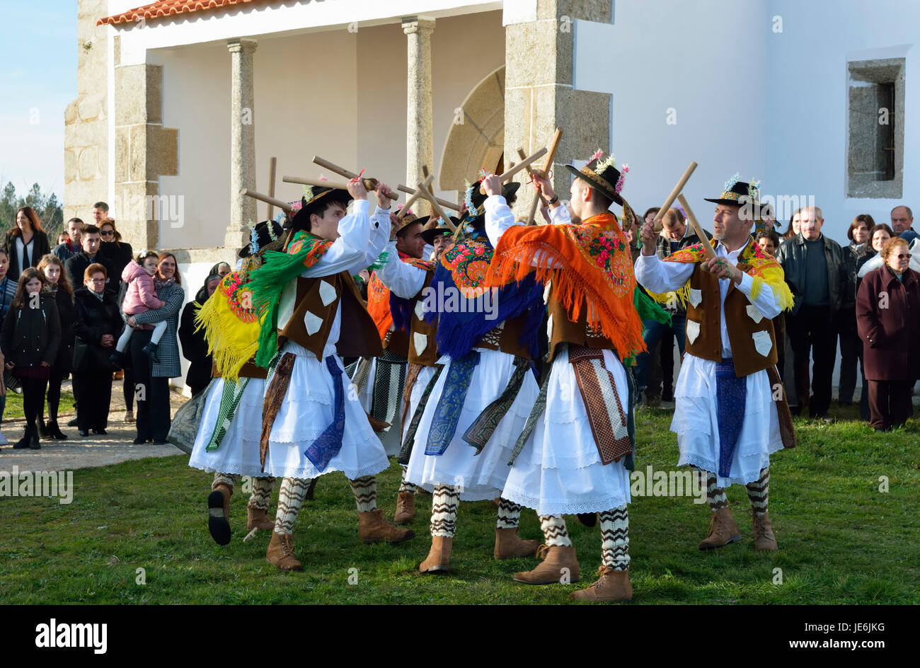 Ein Volk Gruppentanz (Pauliteiros de Miranda) dieser Praxis ein Alter Krieger iberischen. Traditionelle winterfeste in Constantim. Portugal Stockfoto
