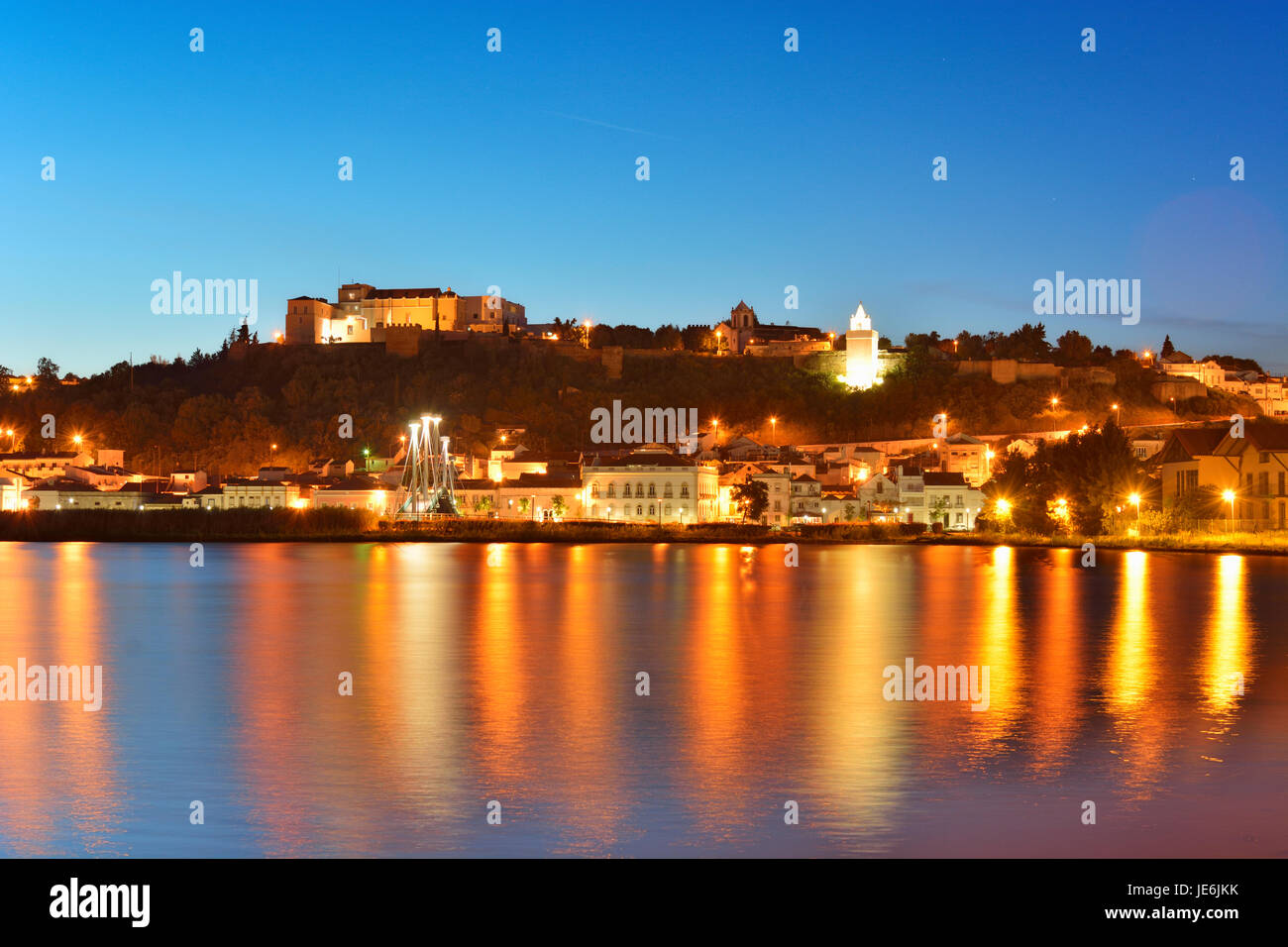 Alcácer do Sal. das Schloss und den Fluss Sado in der Nacht. Alentejo, Portugal Stockfoto