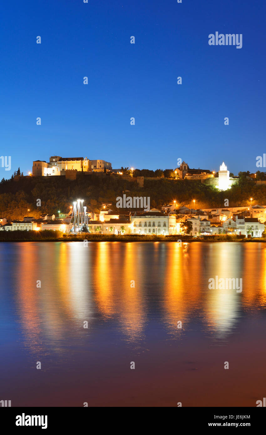 Alcácer do Sal. das Schloss und den Fluss Sado in der Nacht. Alentejo, Portugal Stockfoto
