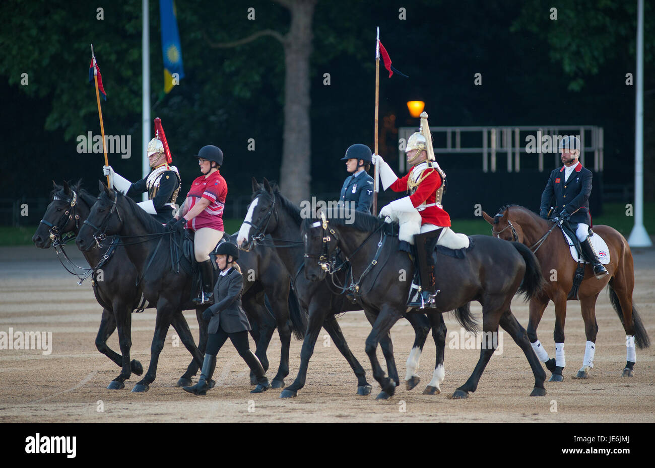 Beating Retreat, London. 14. Juni 2017. Paralympic Gold Medallist Sir Lee Pearson und Servicepersonal von Battleback Rehabilitation Wohltätigkeit Stockfoto