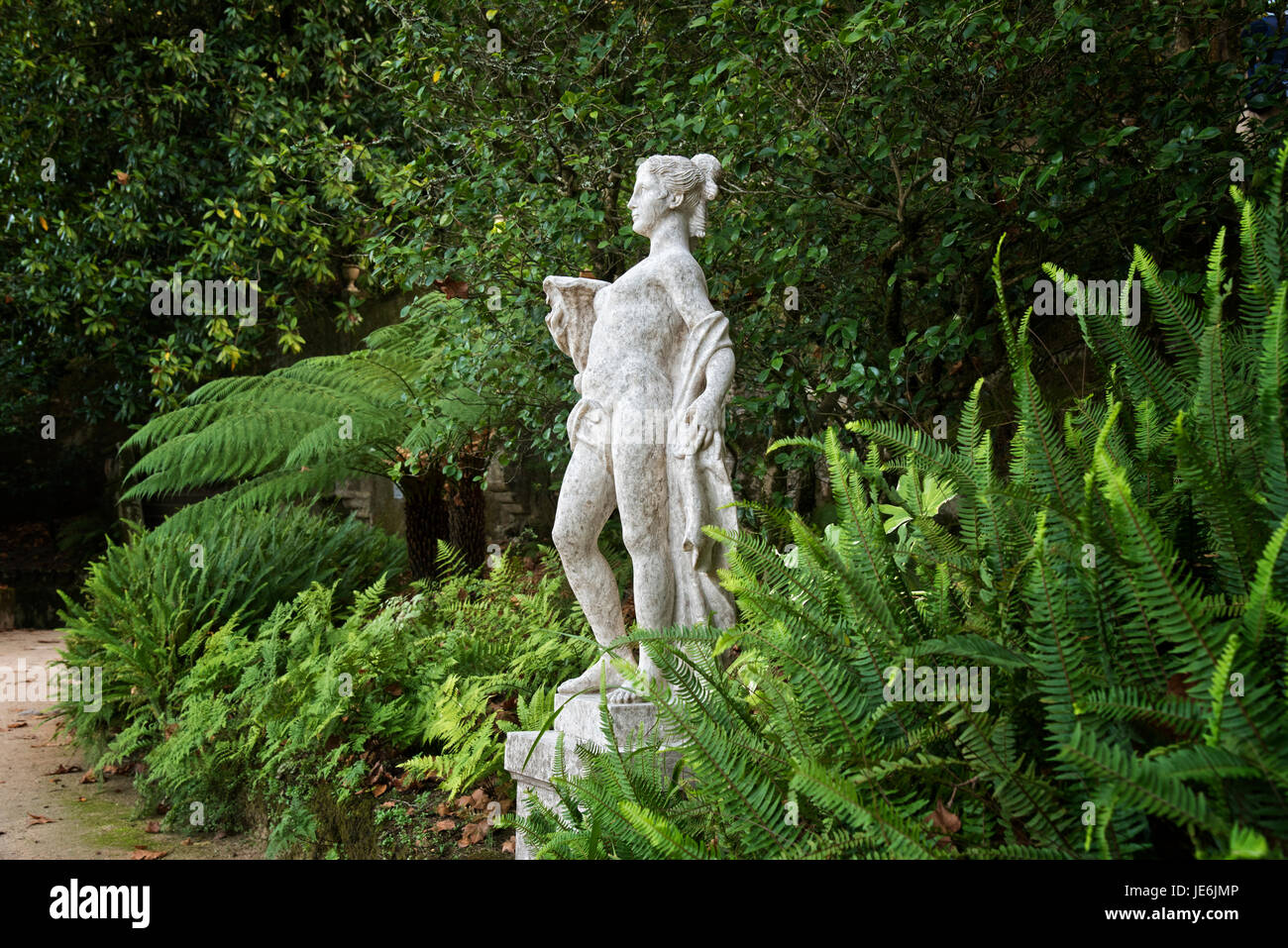 Klassischen Statuen in der üppigen Park Quinta da Regaleira. Sintra, Portugal Stockfoto