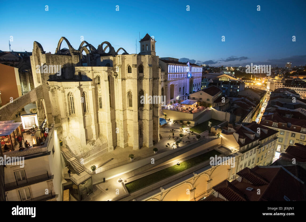 Carmo Kloster in der Dämmerung, im historischen Zentrum von Lissabon. Portugal Stockfoto