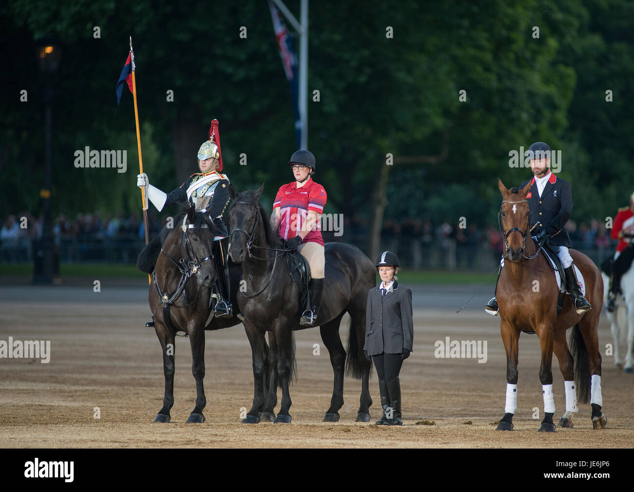 Beating Retreat, London. 14. Juni 2017. Paralympic Gold Medallist Sir Lee Pearson und Servicepersonal von Battleback Rehabilitation Wohltätigkeit Stockfoto