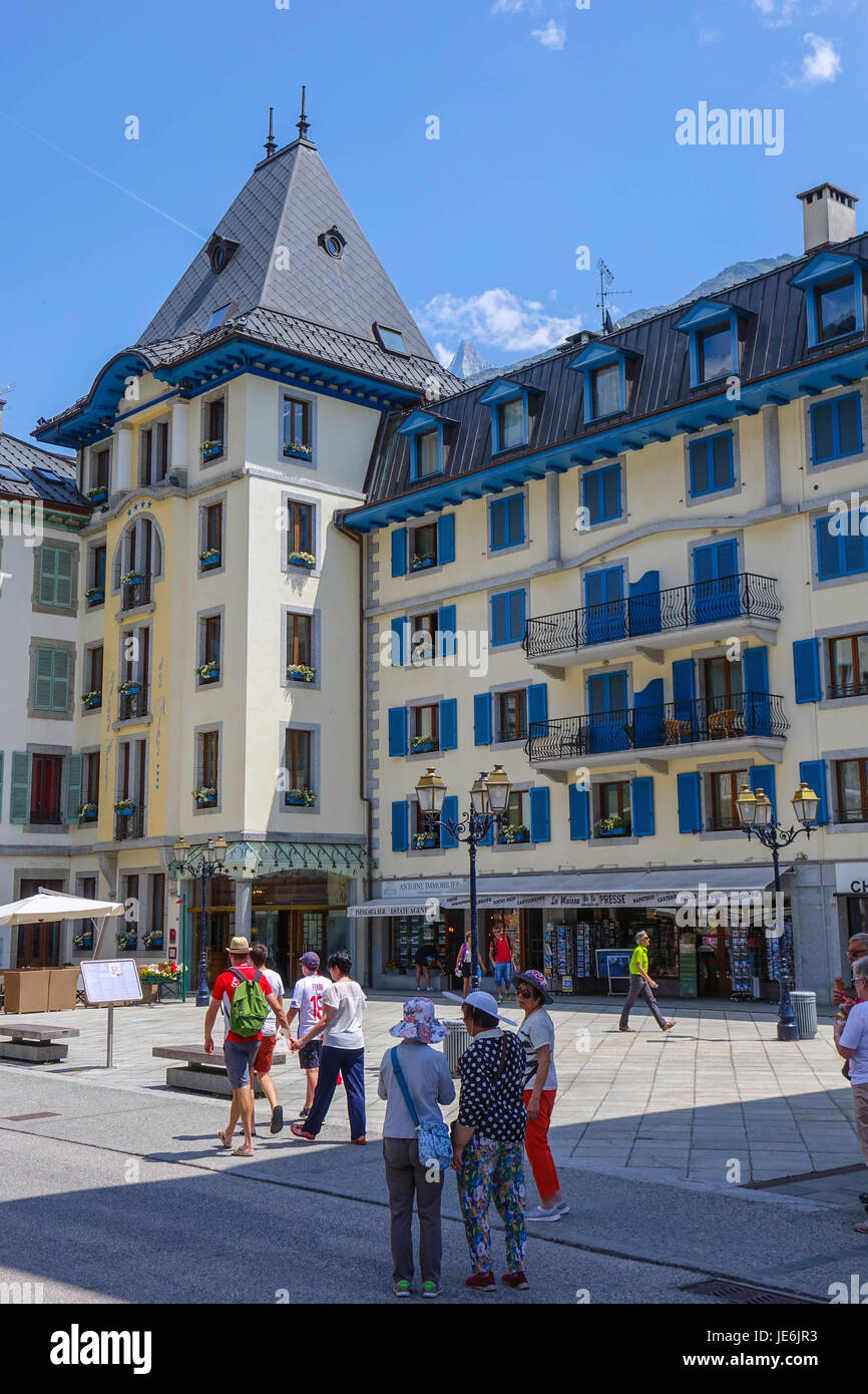Gebäude und Touristd, Chamonix-Mont-Blanc im Sommer, Frankreich Stockfoto