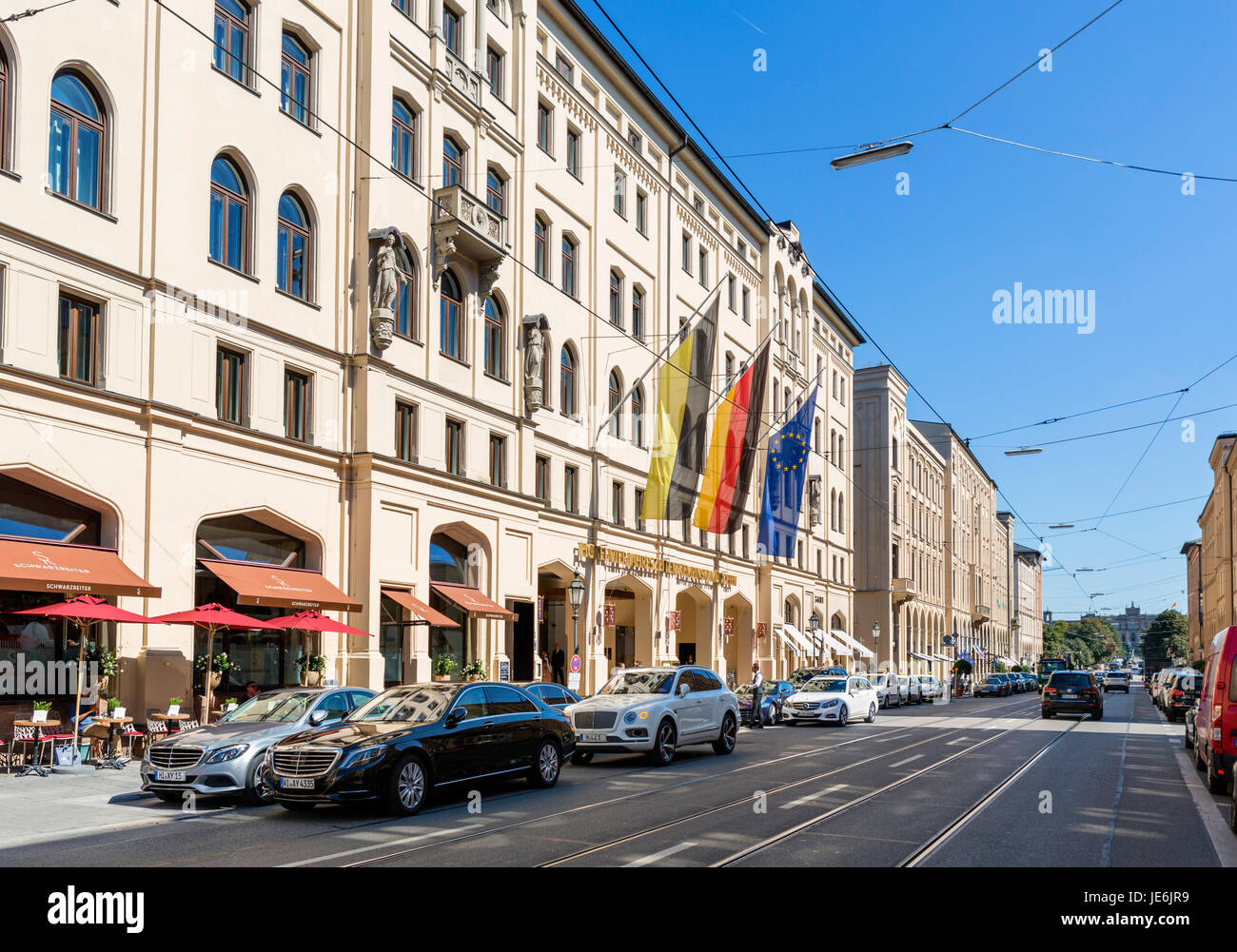 Blick hinunter Maximilianstraße mit Hotel Vier Jahreszeiten Kempinski ...