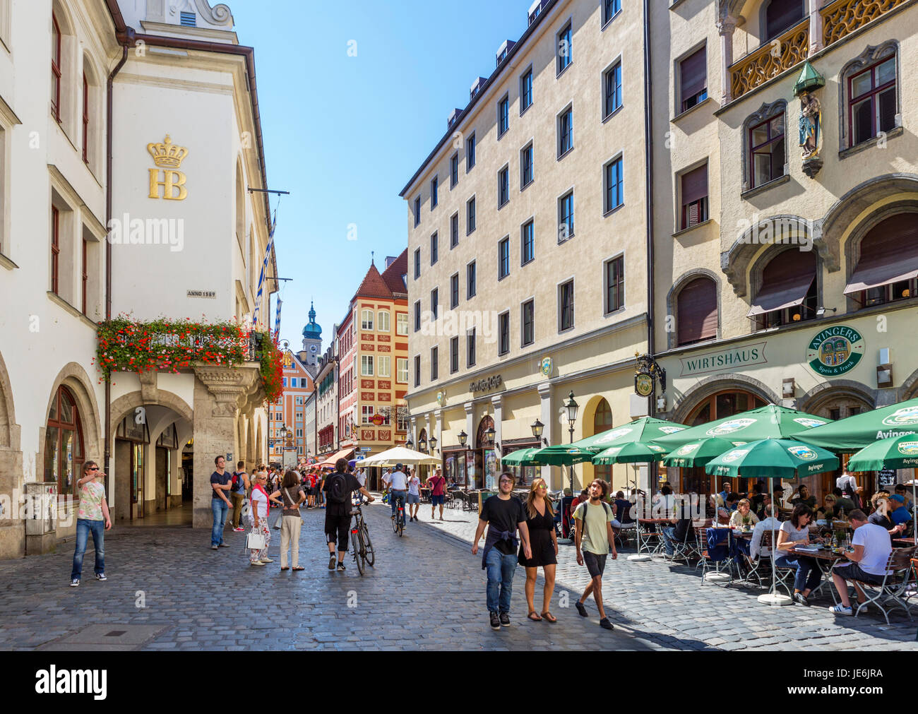 Restaurants und Cafés im Platzl mit der berühmten Hofbräuhaus auf der linken Seite, München, Bayern, Deutschland Stockfoto