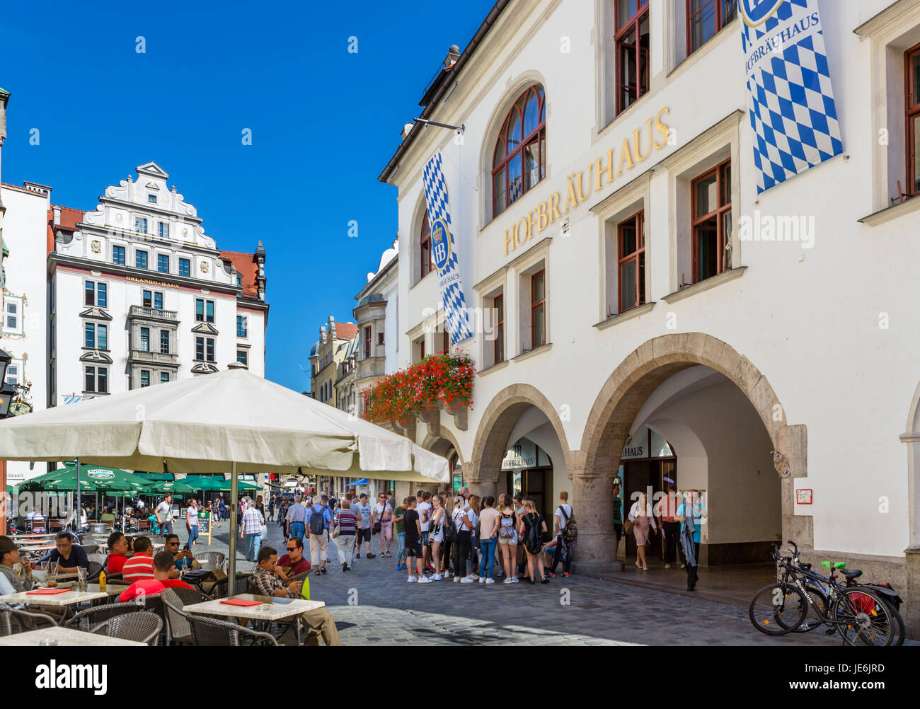 Restaurants und Cafés im Platzl mit der berühmten Hofbräuhaus auf der rechten Seite, München, Bayern, Deutschland Stockfoto