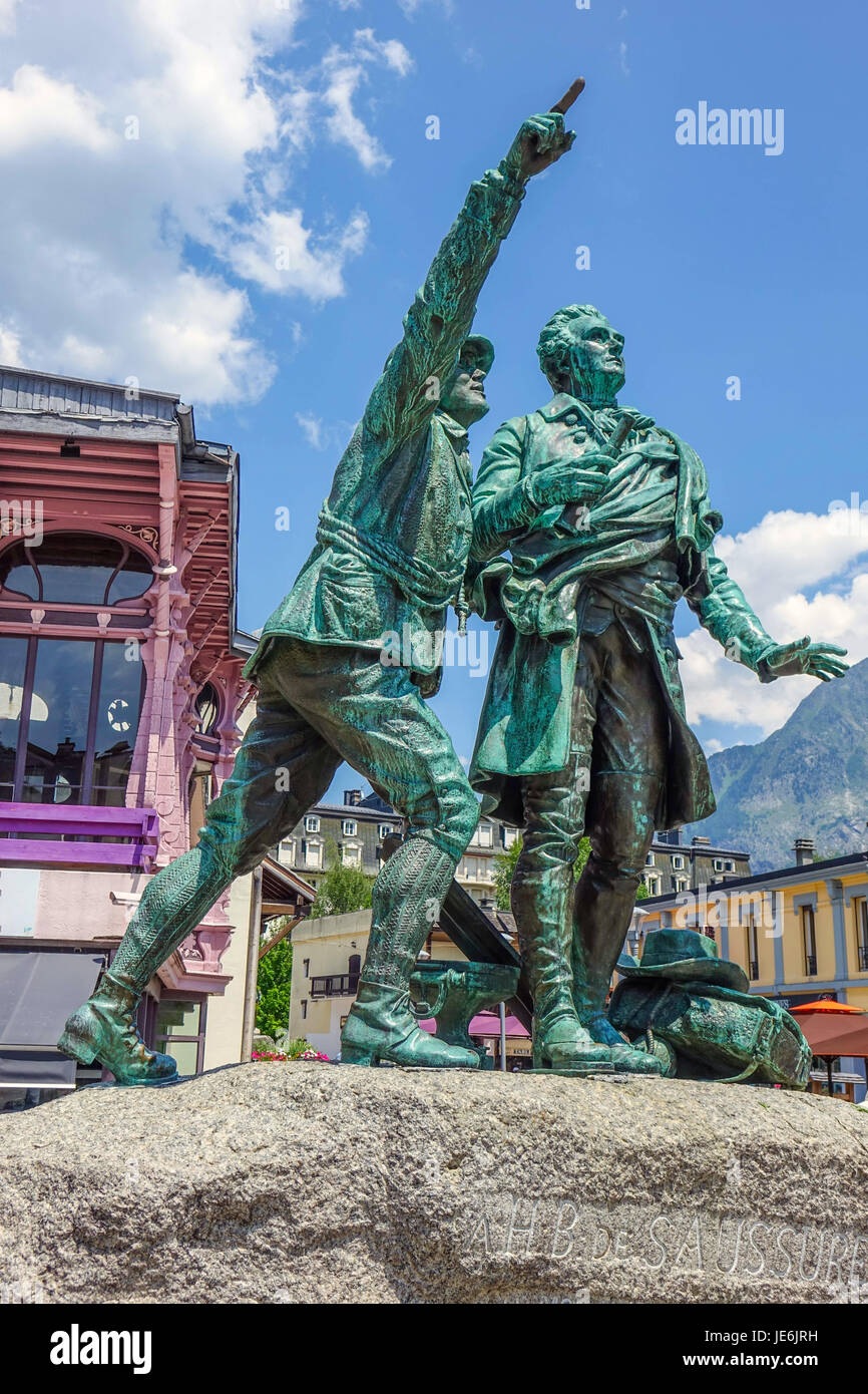 Bronze-Denkmal Statue des AHB de Saussure und Jaques Balmat im Stadtzentrum von Chamonix Mont-Blanc, Frankreich Stockfoto