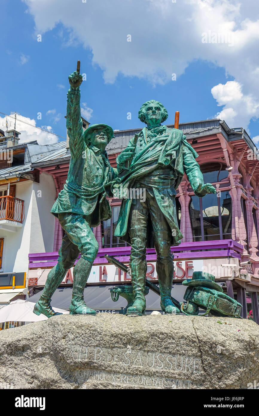 Bronze-Denkmal Statue des AHB de Saussure und Jaques Balmat im Stadtzentrum von Chamonix Mont-Blanc, Frankreich Stockfoto