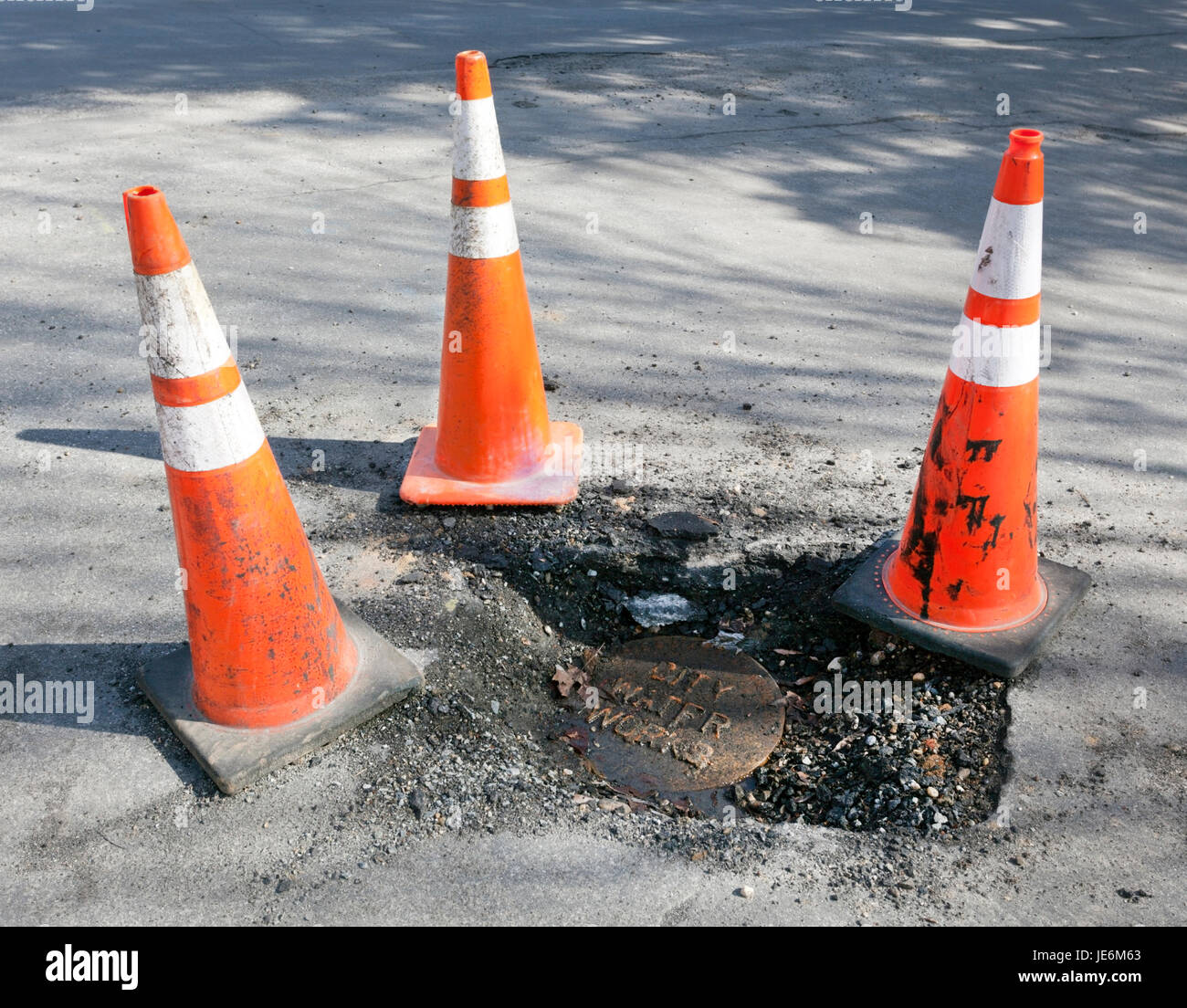 Orange Sicherheit Kegel um den letzten Wartungsarbeiten der Wasserleitung gelegt. Stockfoto