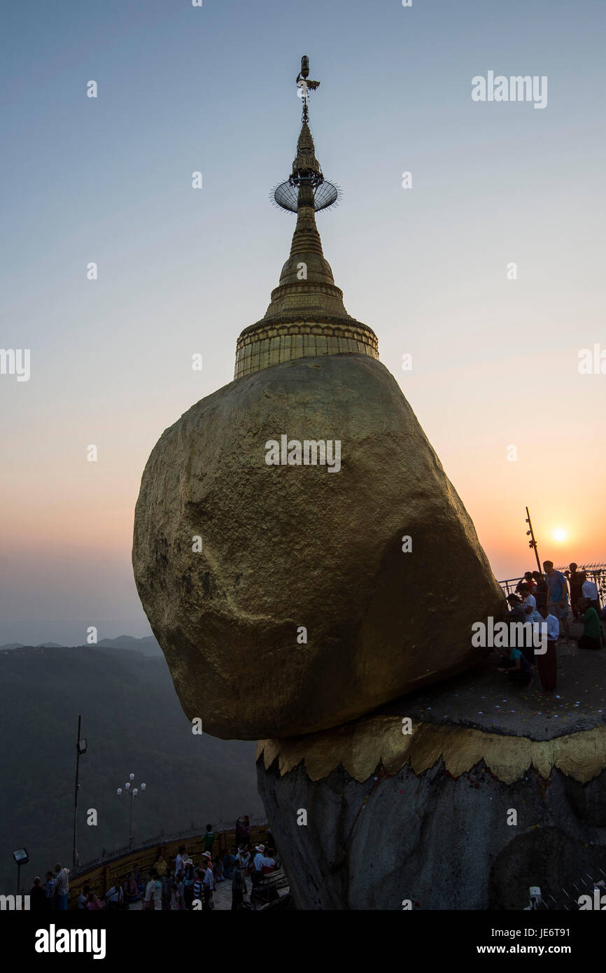 Kyaiktiyo-Pagode, auch bekannt als Golden Rock ist eine bekannte buddhistische Pilgerstätte im Mon-Staat, Burma. Stockfoto