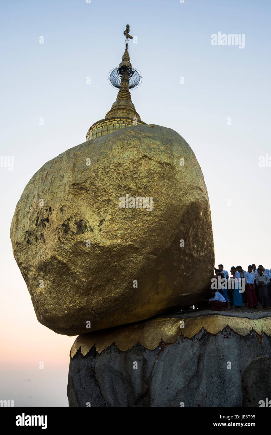 Kyaiktiyo-Pagode, auch bekannt als Golden Rock ist eine bekannte buddhistische Pilgerstätte im Mon-Staat, Burma. Stockfoto