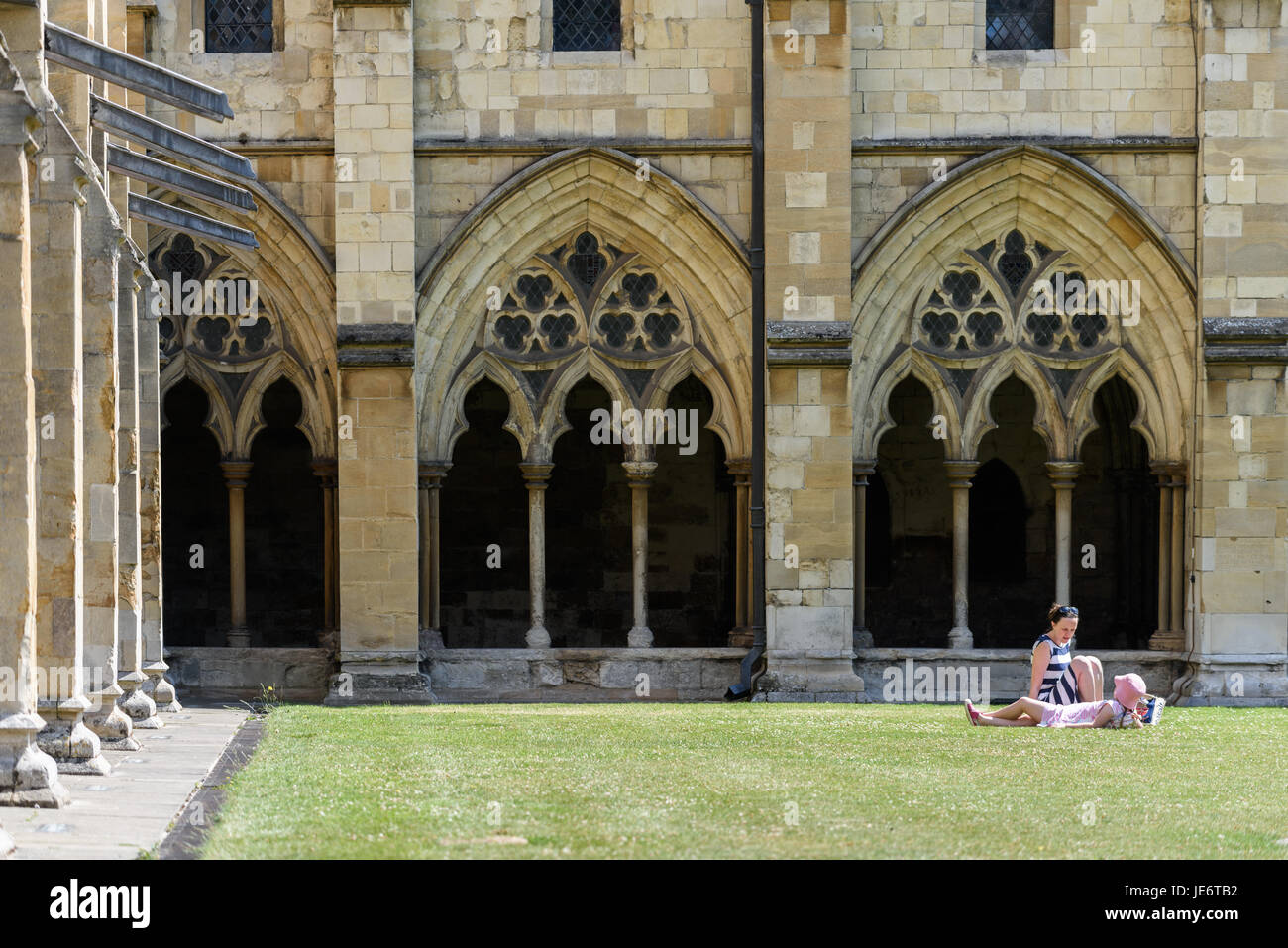 Mutter und Tochter im Kloster an der christlichen Kathedrale Kirche der Dreifaltigkeit in Norwich, England, deren Baubeginn wurde von den Normannen Stockfoto