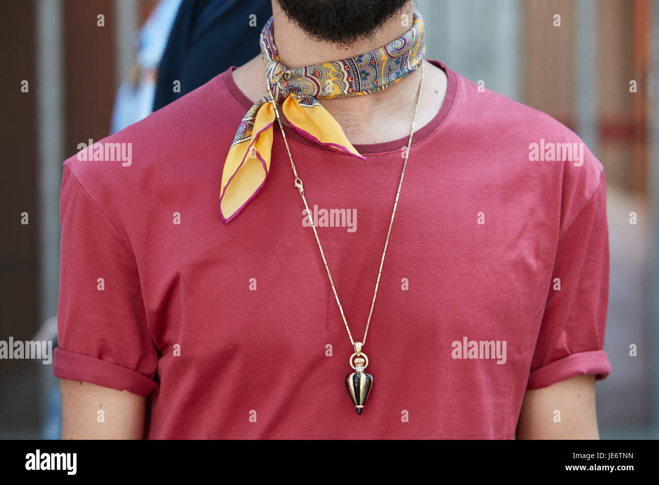 Mailand - 17.Juni: Mann mit rotem T-shirt, gelbes Halstuch und goldene  Halskette vor Emporio Armani-Modenschau, Milan Fashion Week Streetstyle am  Juni Stockfotografie - Alamy