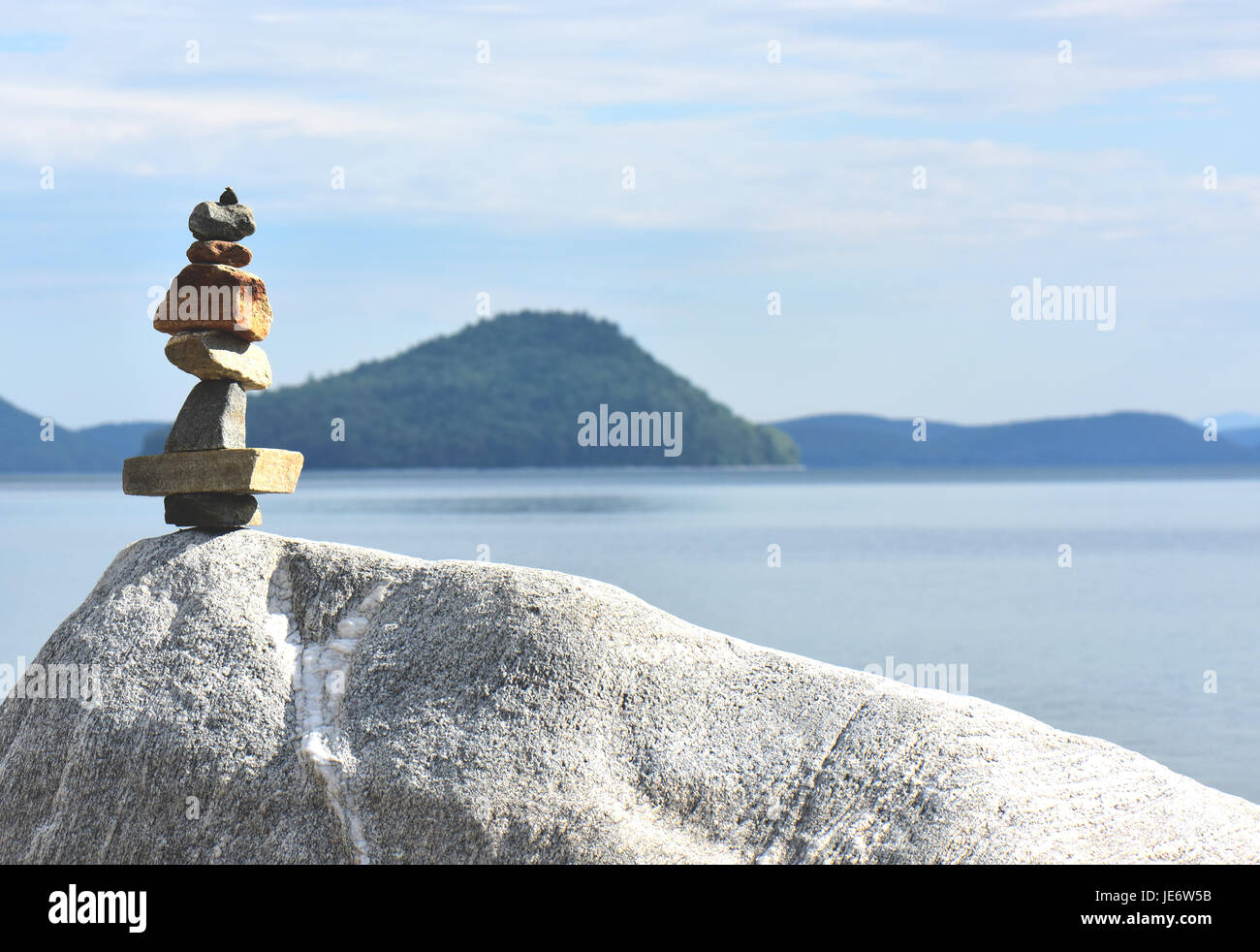 Ein perfekten Stein Gratwanderung mit Blick auf einen Blick auf das Wasser. Stockfoto