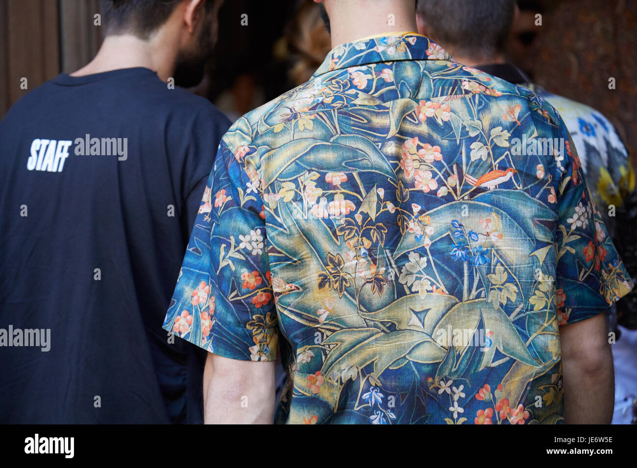 Mailand - 17.Juni: Männer mit tropischen Blumen Shirt und schwarzes T-shirt bevor Les Hommes Modenschau, Milan Fashion Week Streetstyle am 17. Juni, 20 Stockfoto