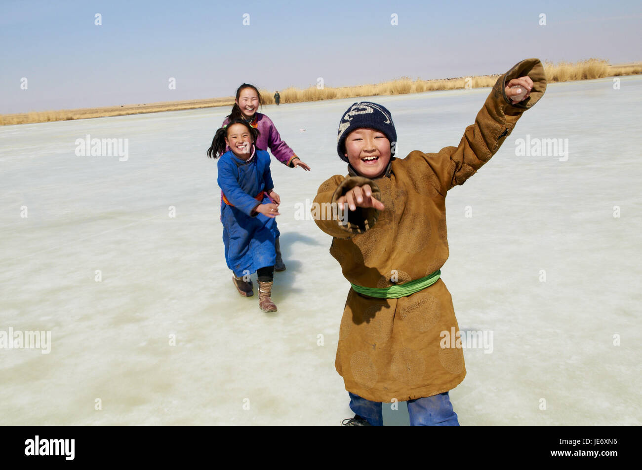 Mongolei, Khovd Provinz, Winter, Kinder spielen auf eingefrorene See, Stockfoto