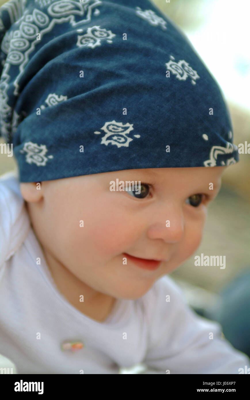 6 Monate altes Baby mit Kopftuch, Porträt, Stockfoto