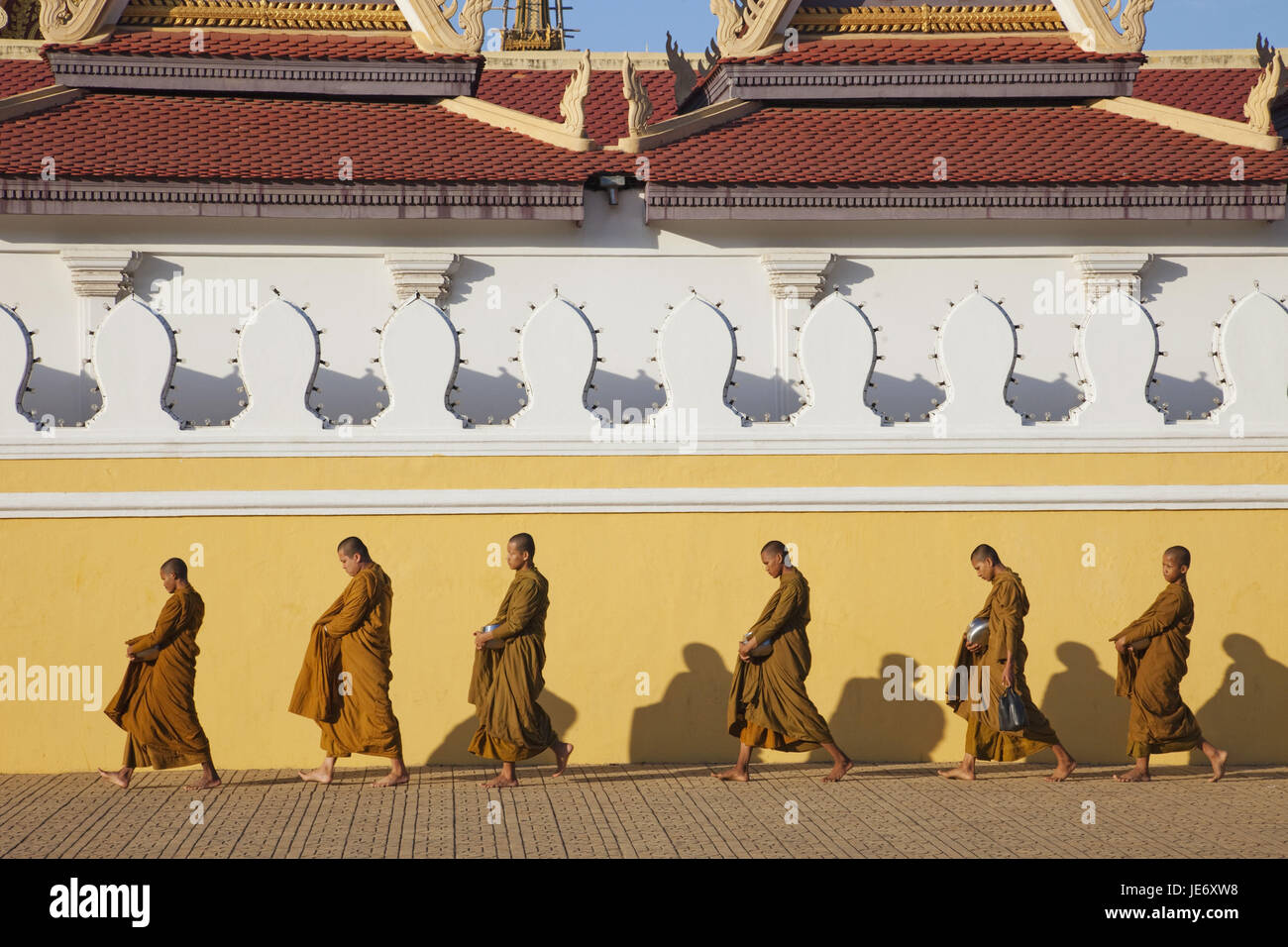 Kambodscha, Phnom Penh, Mönche vor dem königlichen Palast, Stockfoto